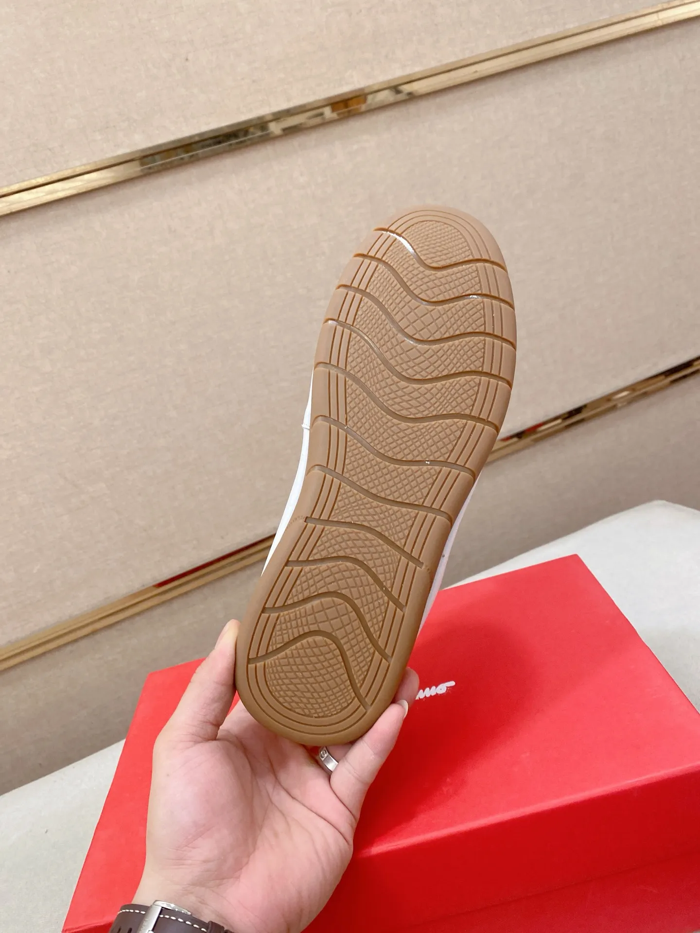 Factory price 500💰 Original Ferragamo men's shoes! The world's top brands...Luxury quality...//Fashion and high-end footwear 👍💪🏻...give you a low-key luxury comfort experience👍. The upper is made of pure Italian imported original cowhide and sweat-absorbent sheepskin lining. It is comfortable and breathable, high-end and classy... luxurious and noble!! .. OEM factory shipment [Hug] stall.. Original board. Welcome to taste..38--44.